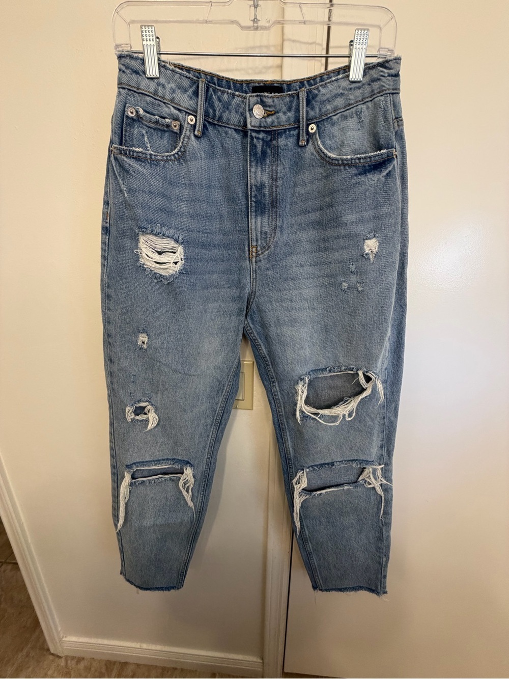 White Fox Boutique Distressed Light Wash Blue Distressed Jeans Women’s Medium